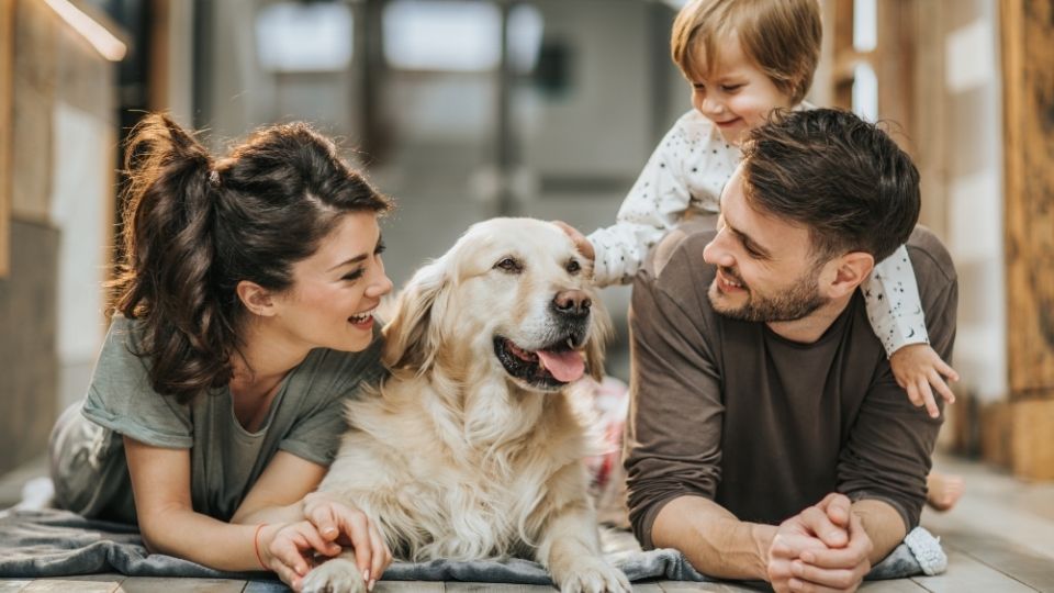 Familie im Eigenheim